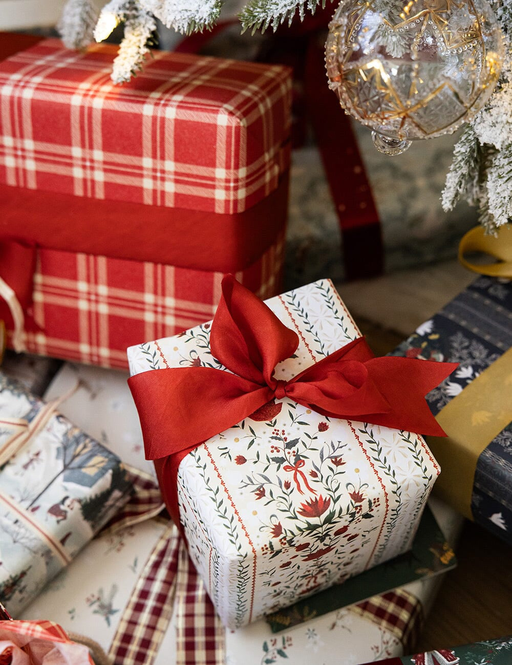 Festive Florals Gift Wrap 3m - Pure Apotheca