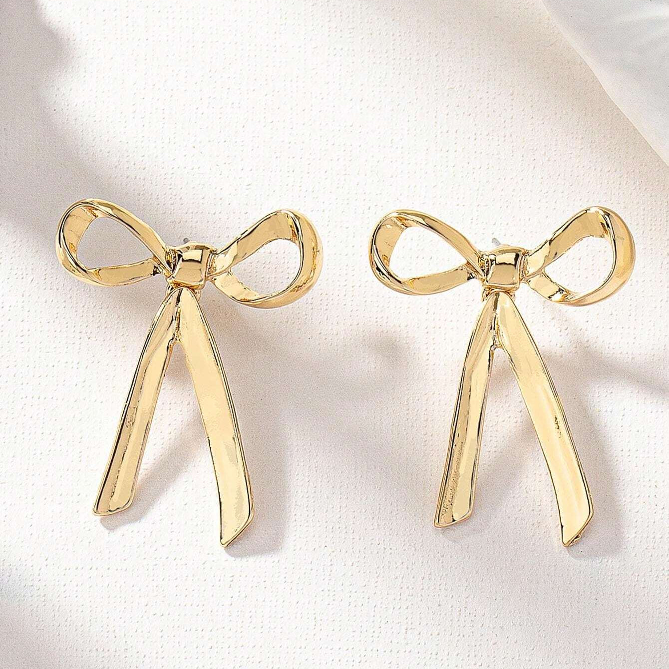 Daisy Gold Bow Studs - Pure Apotheca