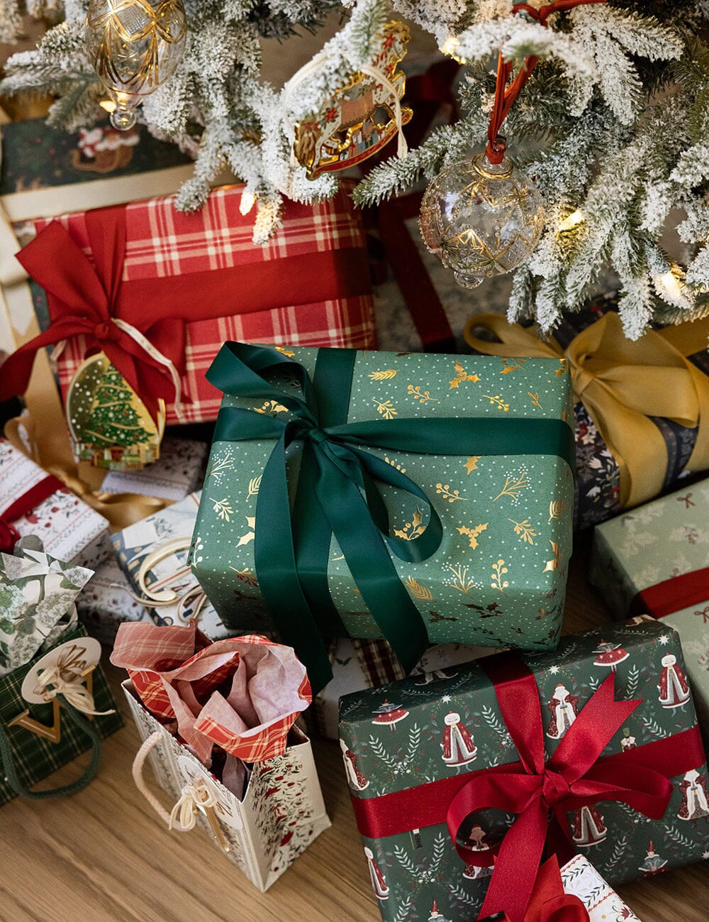 Golden Holly (Gold Foil) Gift Wrap Roll 3m - Pure Apotheca