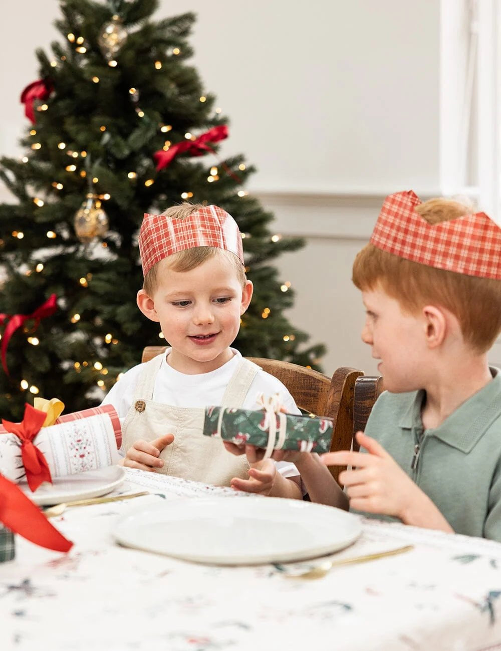 Heirloom Holly - 10pk Christmas Paper Crown Hats - Pure Apotheca