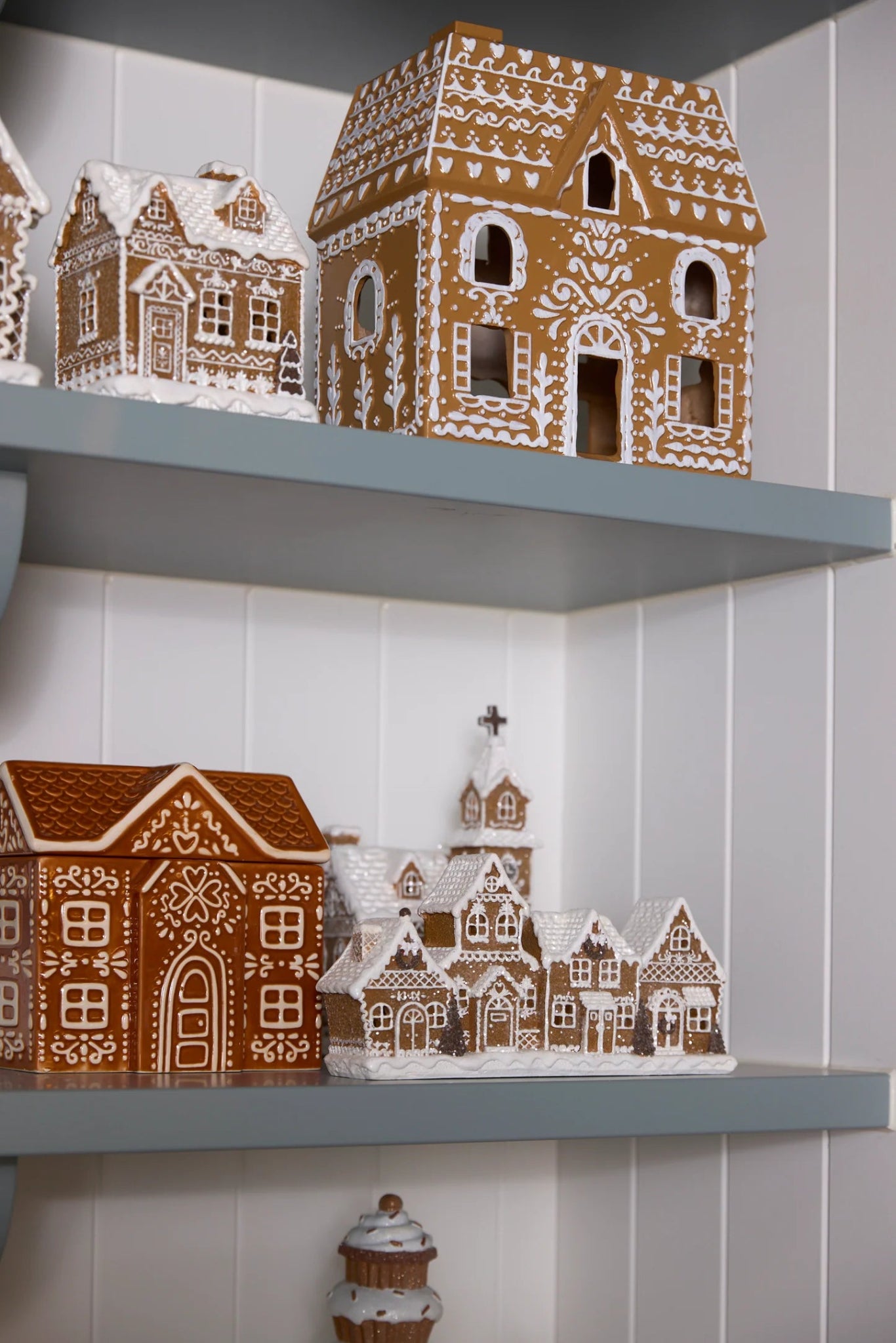 LED INTRICATE PIPED GINGERBREAD MANSION - Pure Apotheca