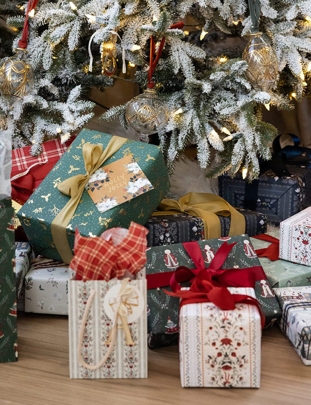 Mr & Mrs Claus Gift Wrap 3m - Pure Apotheca