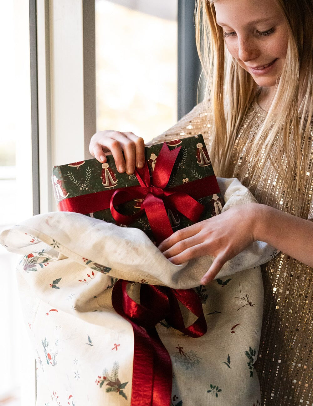 Mr & Mrs Claus Gift Wrap 3m - Pure Apotheca