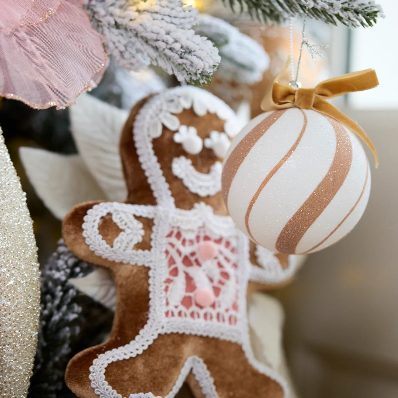 WHITE GINGERBREAD SWIRL BAUBLE - Pure Apotheca