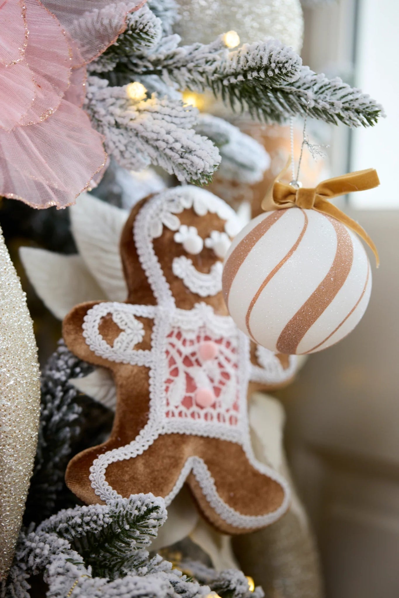 WHITE GINGERBREAD SWIRL BAUBLE - Pure Apotheca